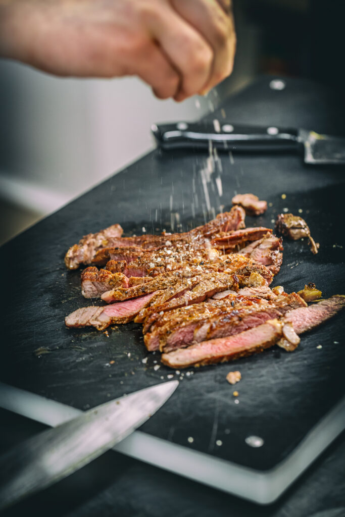 ein Steak wird gesalzen